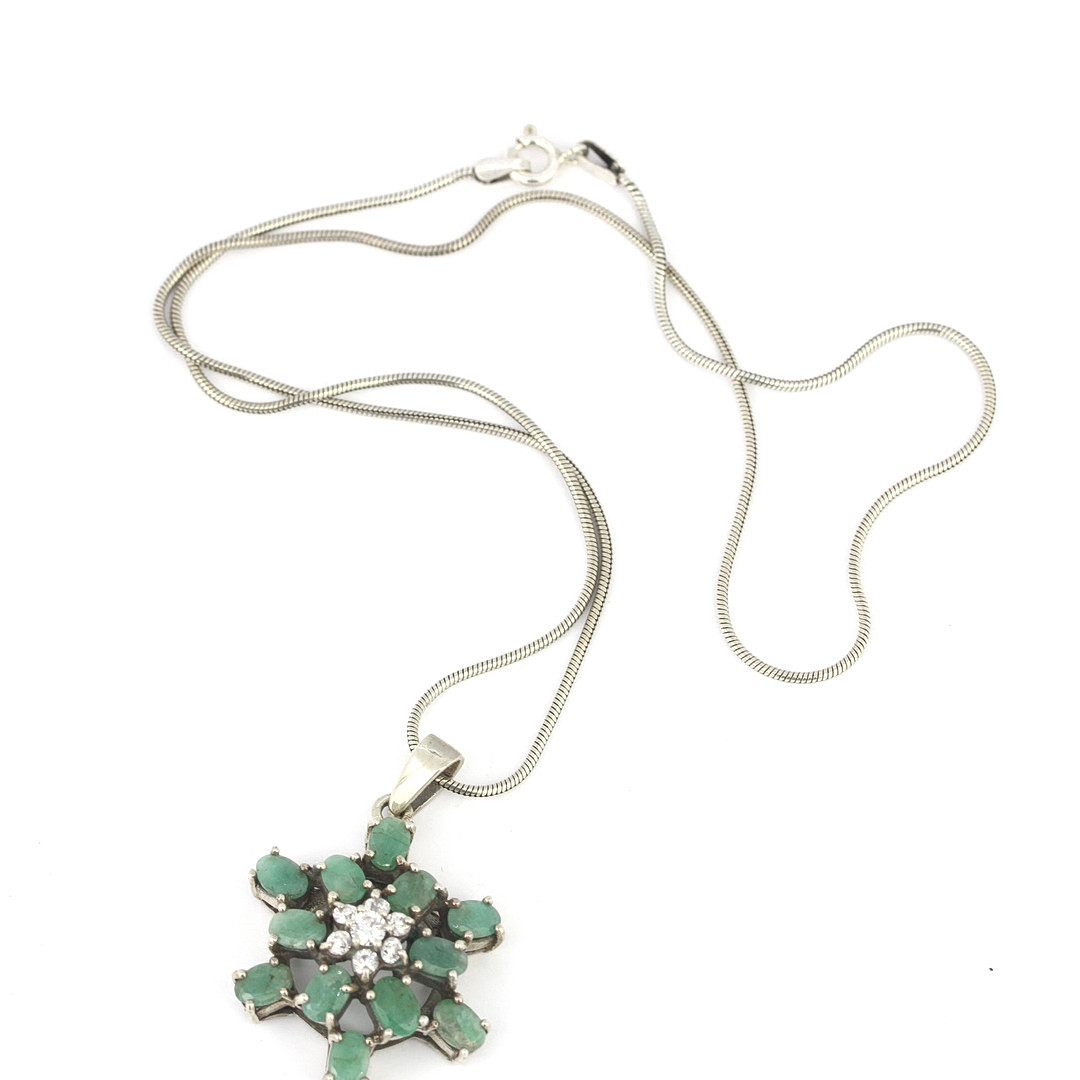 EMERALD AND WHITE STONE NECKLACE.