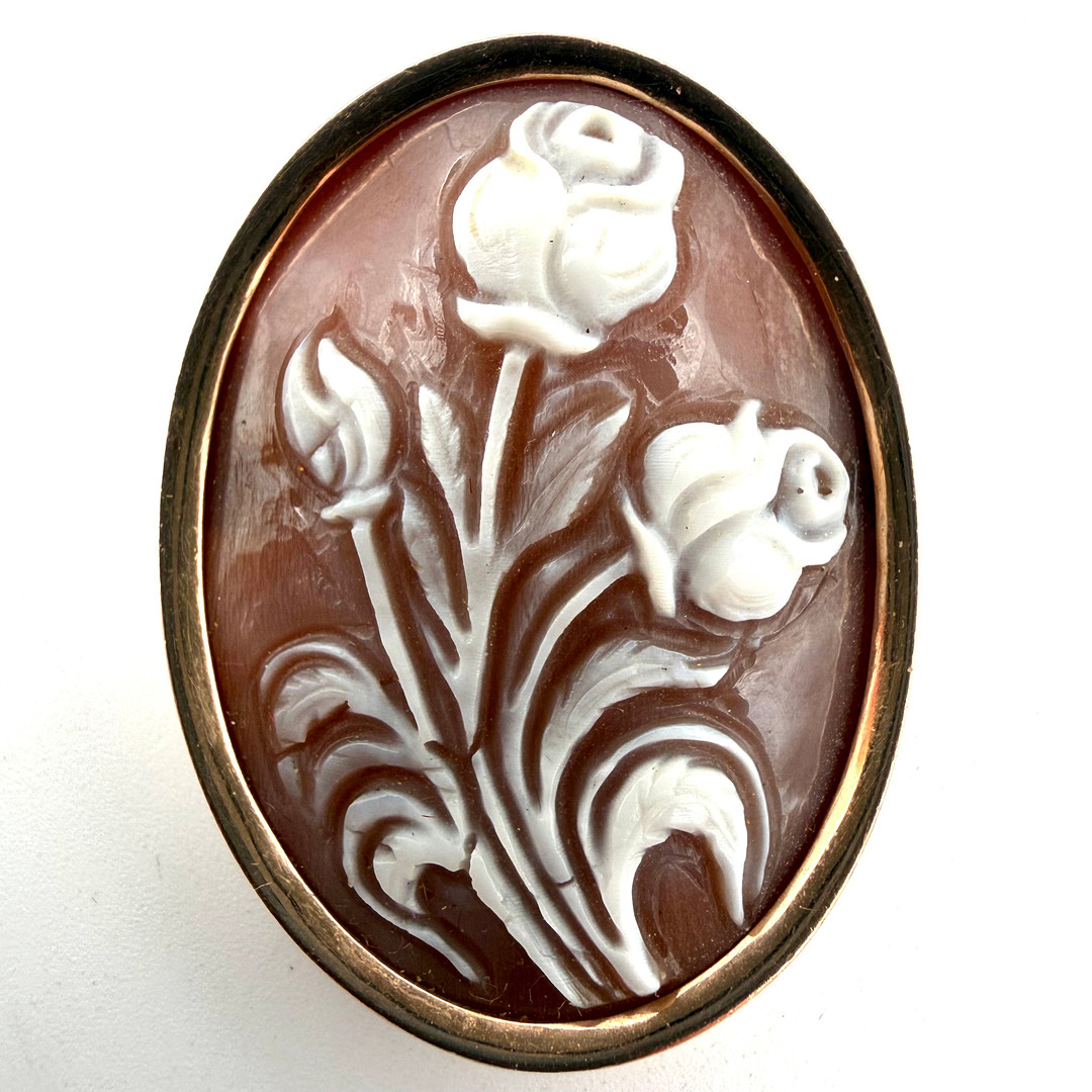 BROSCH, 14 k guld, snäckskalskamé med skuren dekor av stiliserade blommor.
