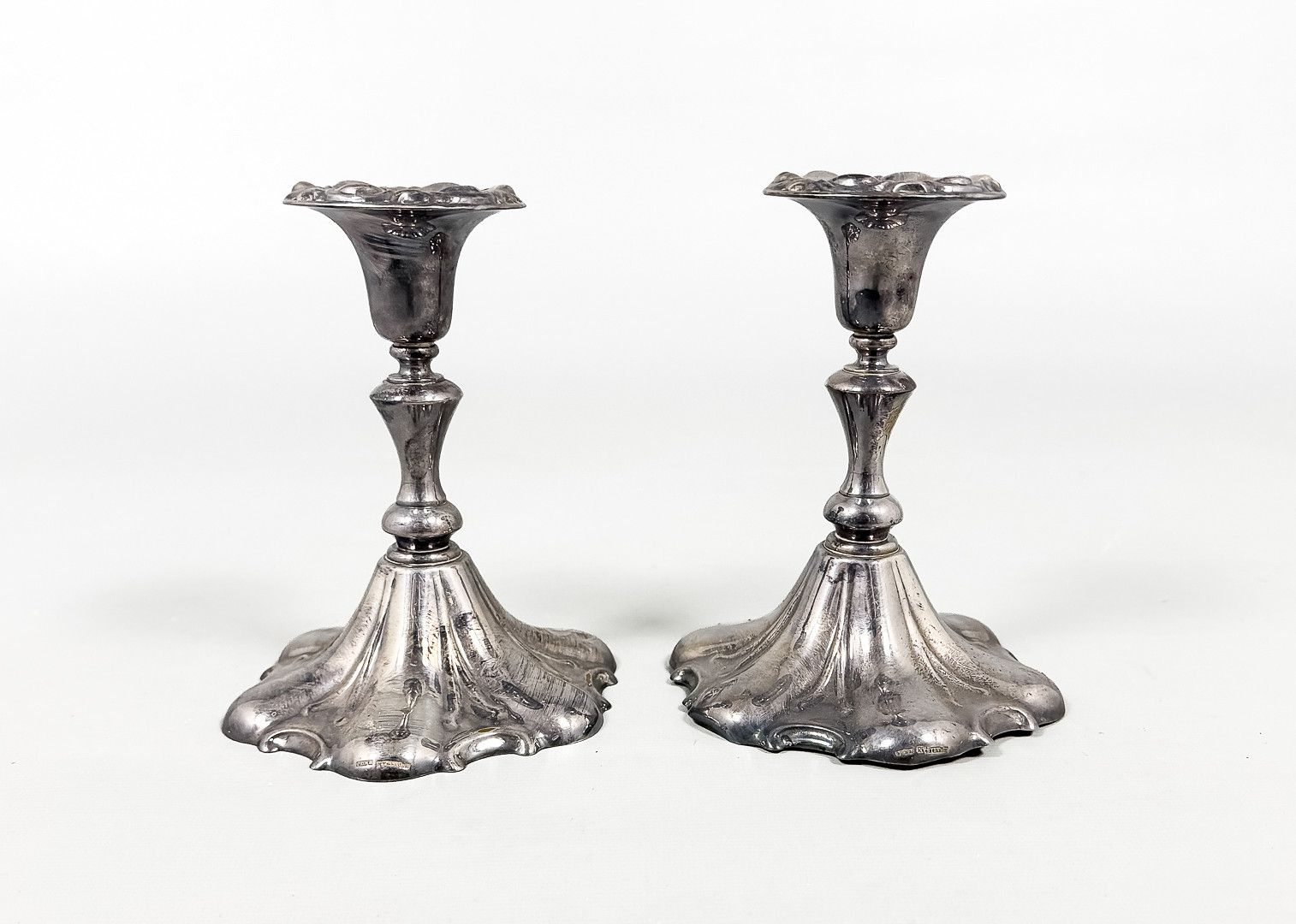LJUSSTAKAR, Ett par, Rokokostil, Nysilver, Fylld botten, 1900-talets första del.
