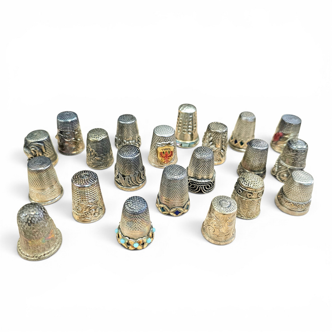 Colección de 21 dedales en plata. Algunos con aplicaciones.