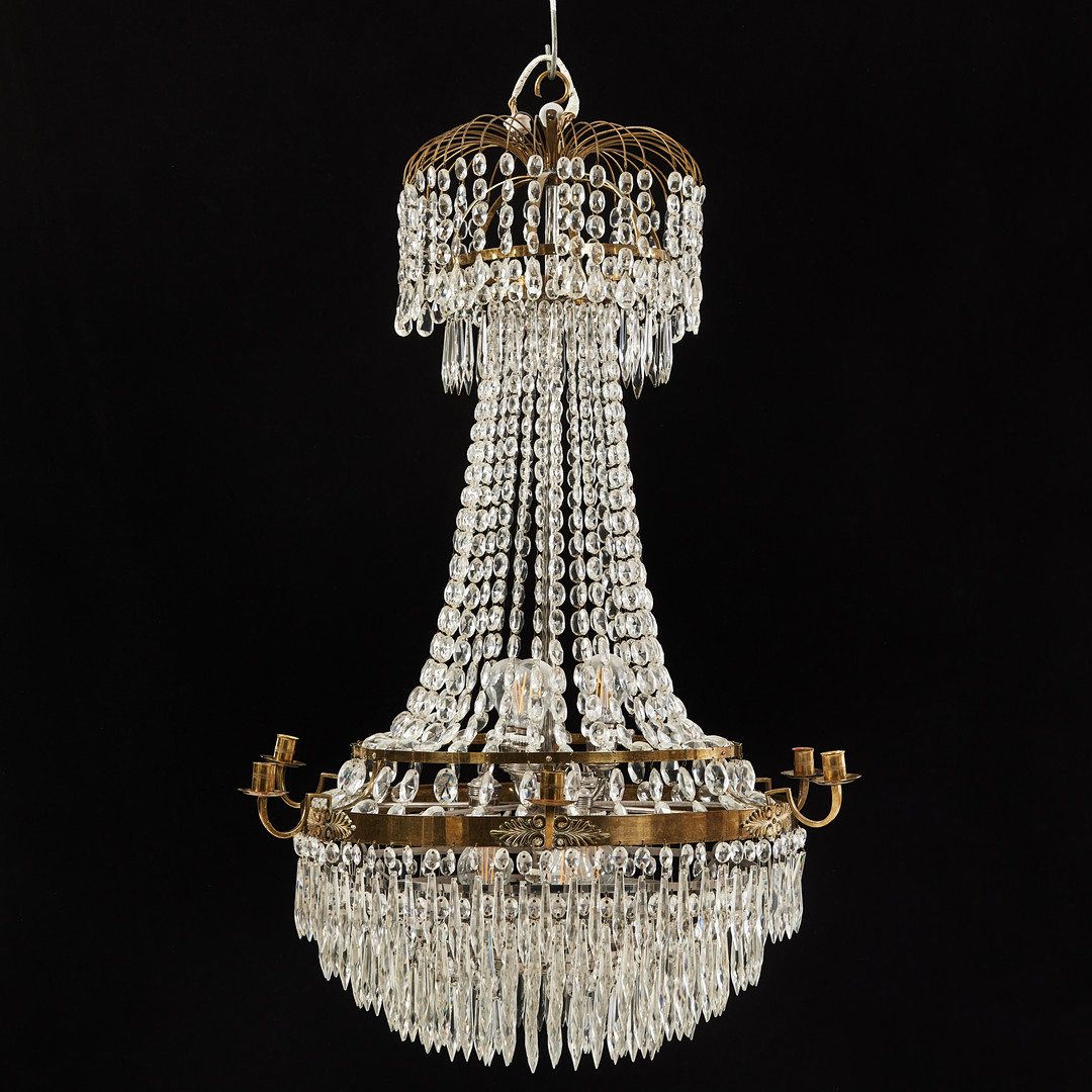 LJUSKRONA, Karl-Johanstil, 1800-tal, stomme i mässing, behängd med prismor, för 6 ljus, delvis elektrifierad.