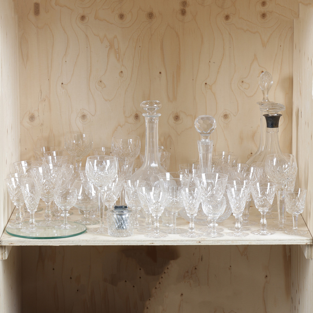 A LARGE COLLECTION OF CUT GLASS WARE (QTY).