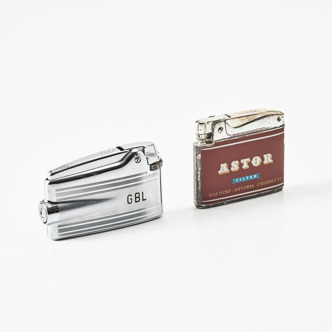 TÄNDARE, 2 stycken, Ronson Varaflame, i tillhörande fodral. En märkt "Astor Waldolf Astoria cigarette".