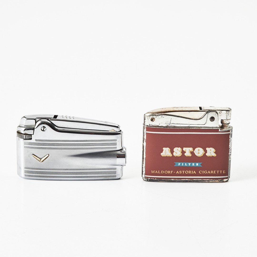TÄNDARE, 2 stycken, Ronson Varaflame, i tillhörande fodral. En märkt "Astor Waldolf Astoria cigarette".