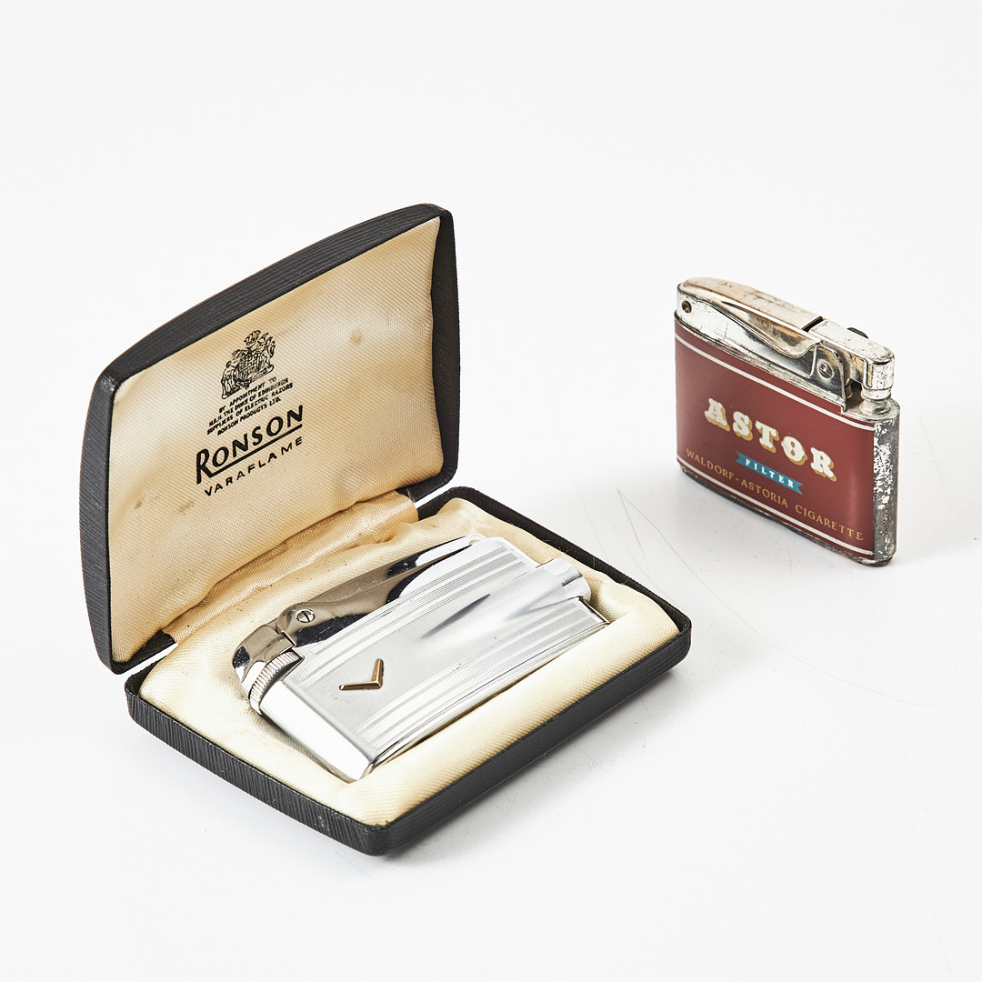 TÄNDARE, 2 stycken, Ronson Varaflame, i tillhörande fodral. En märkt "Astor Waldolf Astoria cigarette".