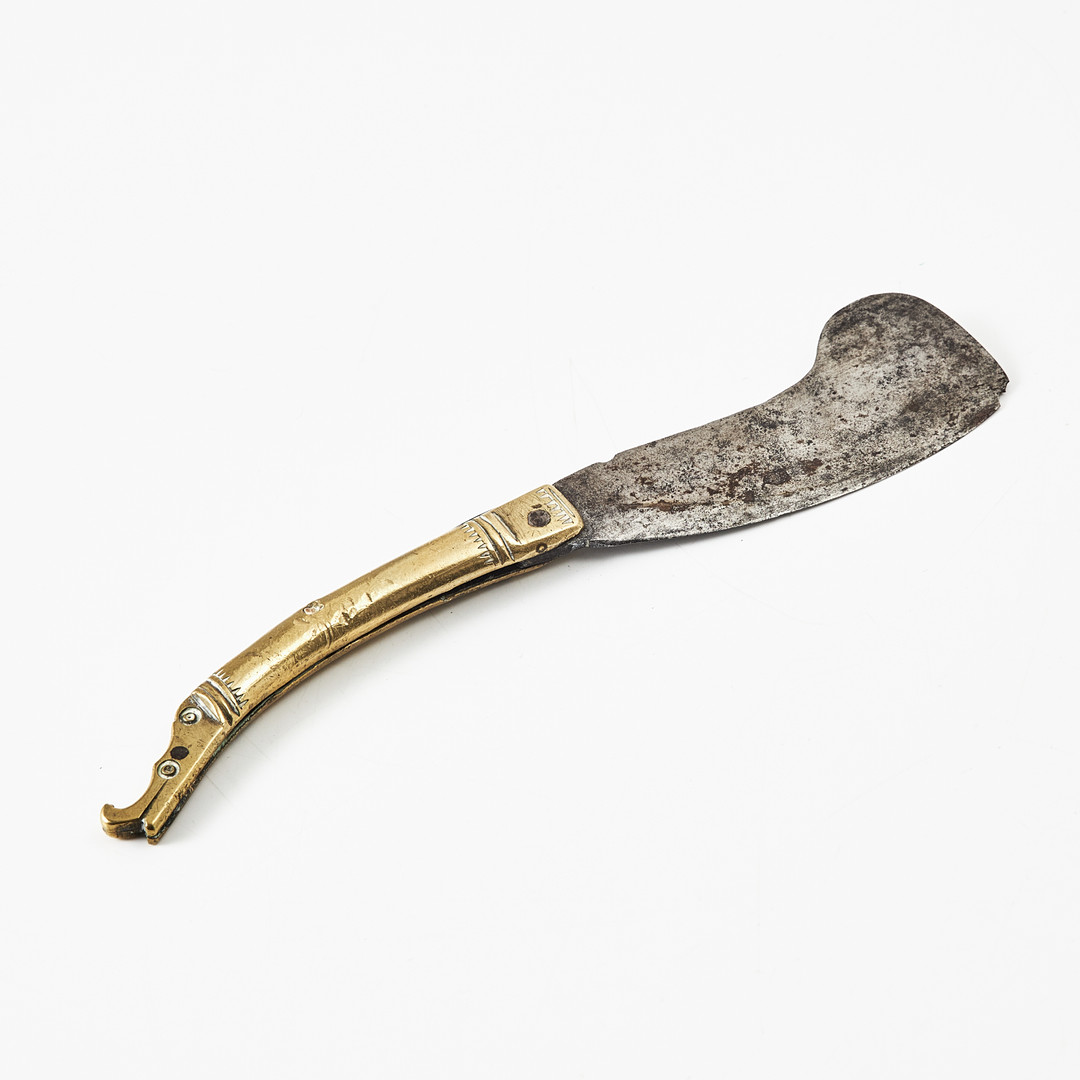 GÄSTABUDSKNIV, 1700/1800-tal, mässing med djurhuvudformigt fäste, blad av järn, stämplad med stjärna.