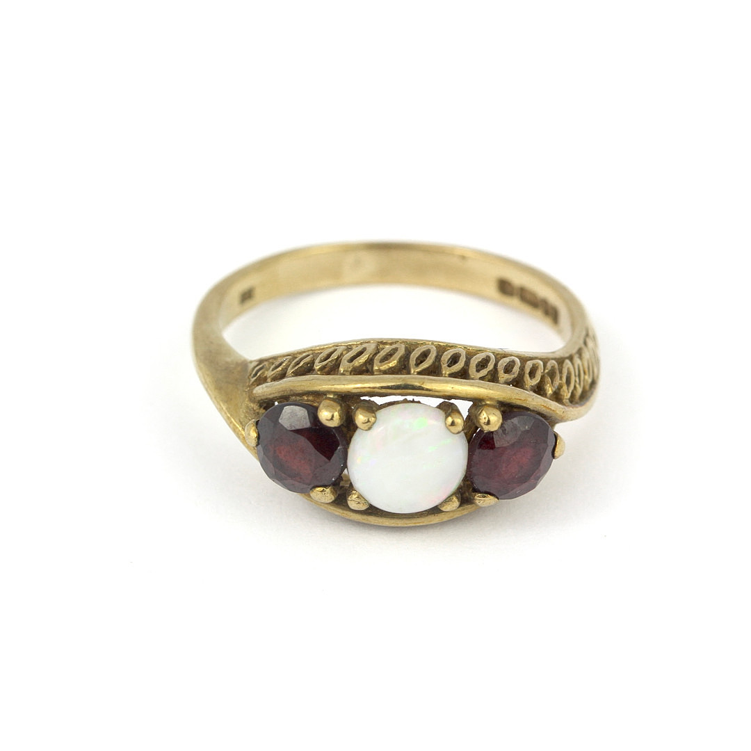 9CT GOLD RUBY & OPAL RING.