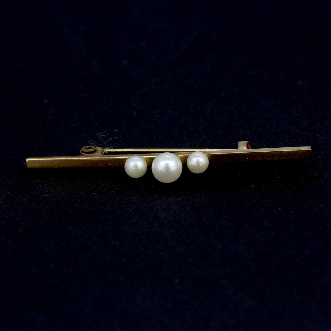 9CT GOLD PEARL BAR BROOCH.