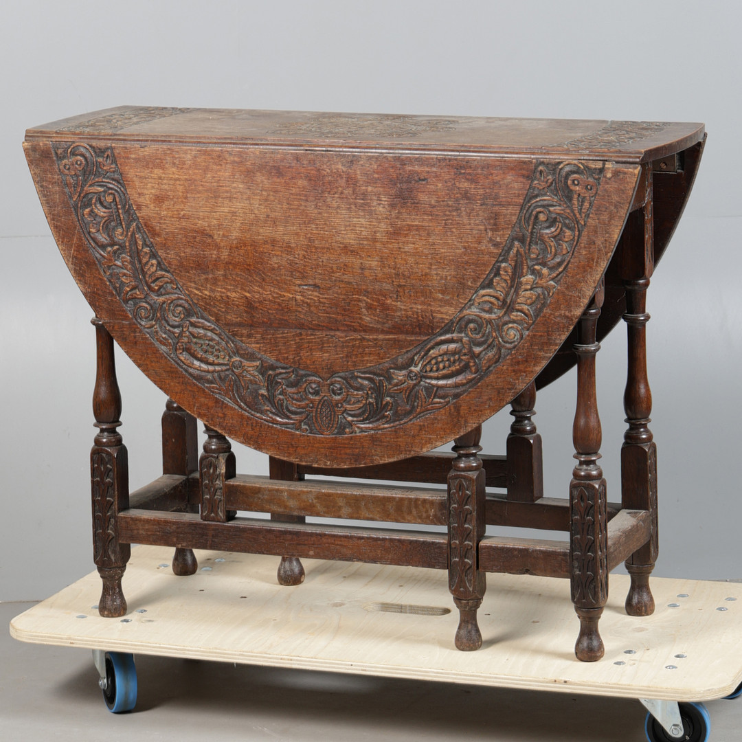 AN 18TH CENTURY OAK & LATER CARVED GATE LEG DROP LEAF TABLE.