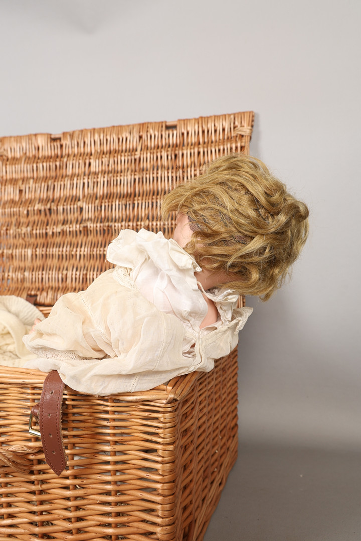 SIMON & HALBIG, AN EARLY 20TH CENTURY BISQUE HEADED DOLL.