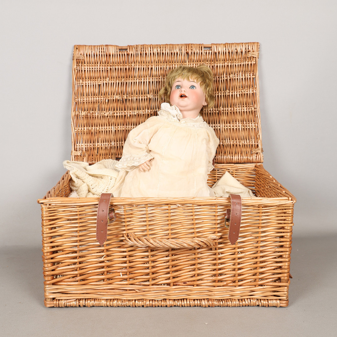 SIMON & HALBIG, AN EARLY 20TH CENTURY BISQUE HEADED DOLL.