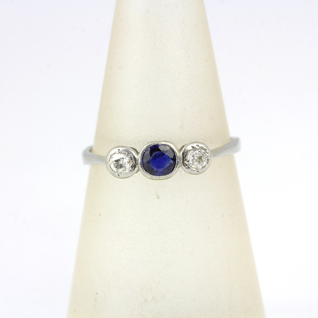 18CT SAPPHIRE & DIAMOND RING.