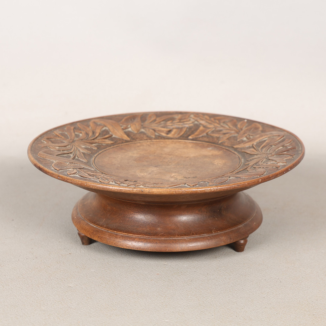 A BLACK FOREST CARVED PEDESTAL MUSICAL DISH.
