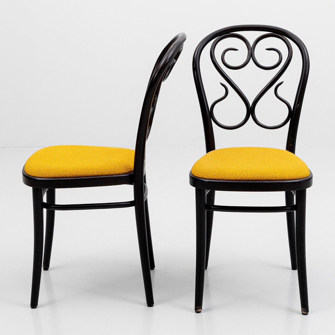 STOLAR, ett par, Thonet-modell, mörklackerat trä, märkt TON.