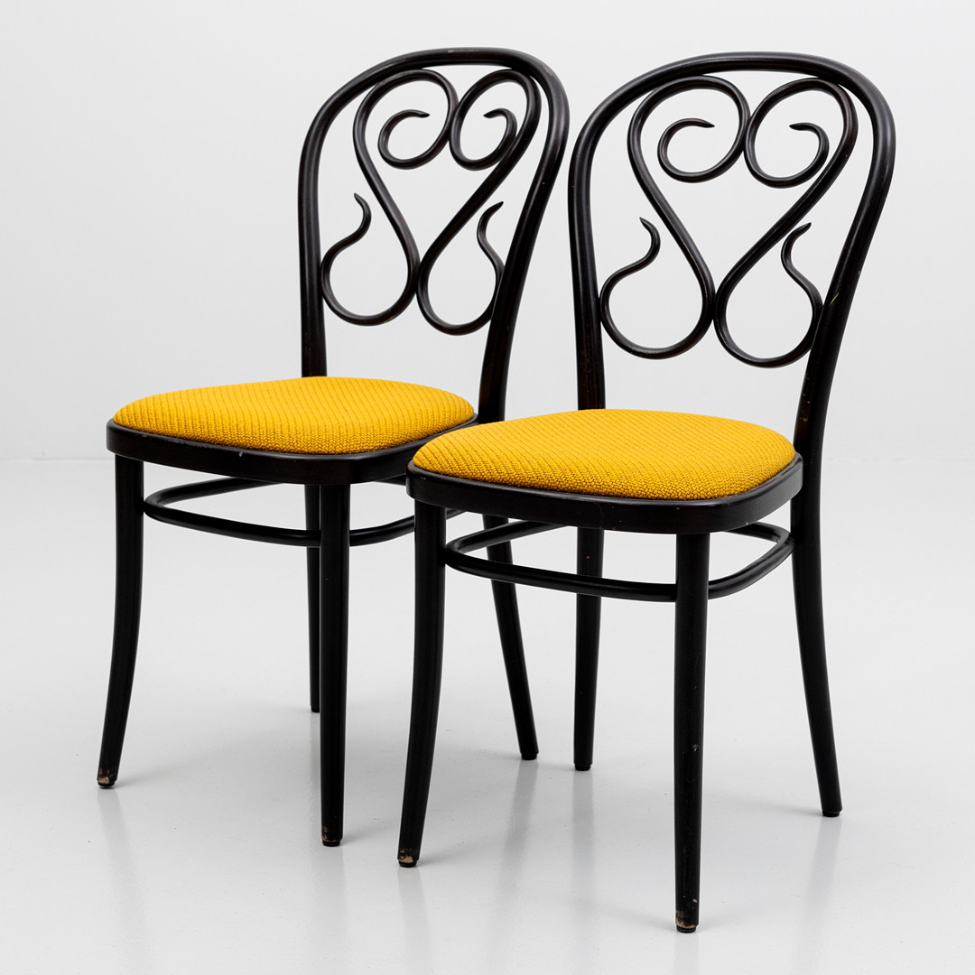 STOLAR, ett par, Thonet-modell, mörklackerat trä, märkt TON.