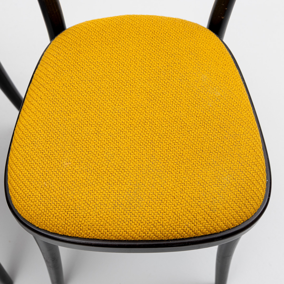 STOLAR, ett par, Thonet-modell, mörklackerat trä, märkt TON.