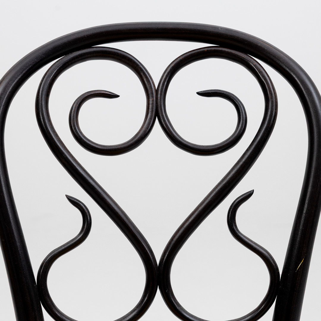 STOLAR, ett par, Thonet-modell, mörklackerat trä, märkt TON.