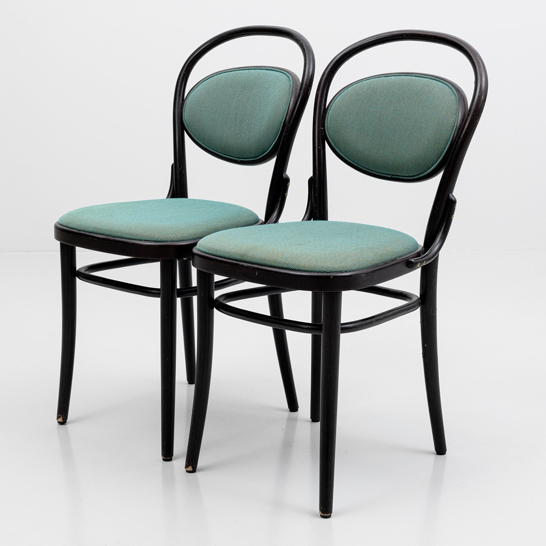 STOLAR, ett par, Thonet-modell, mörklackerat trä, märkt TON.