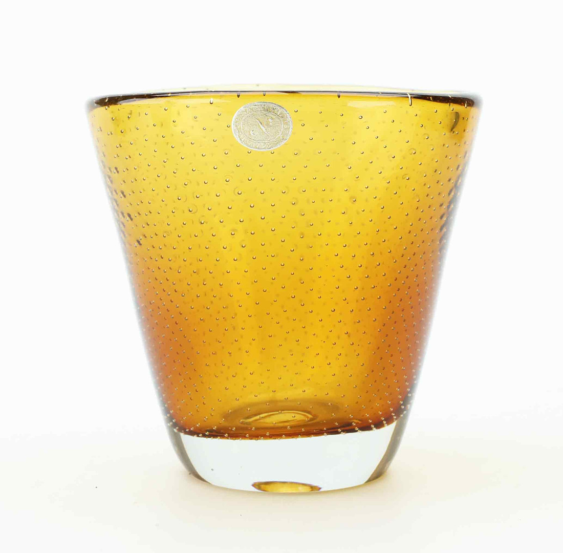 GUNNEL NYMAN. Vas, sk. musselglas, bärnstensfärgat glas med mönster av luftbubblor, Nuutajärvi, Notsjö, signerad, etikettmärkt.