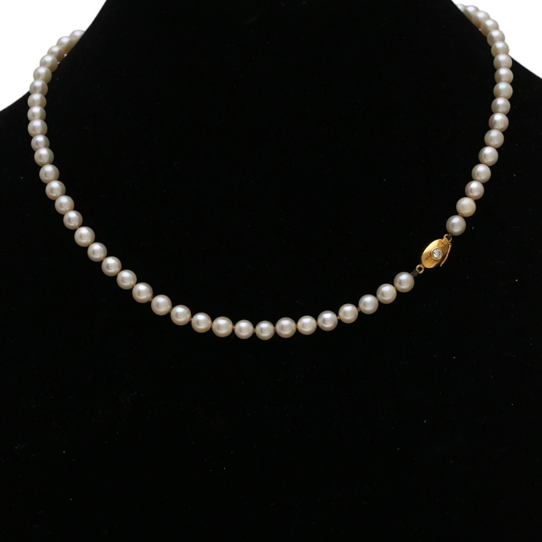 Pearls choker with gold and diamond clasp.