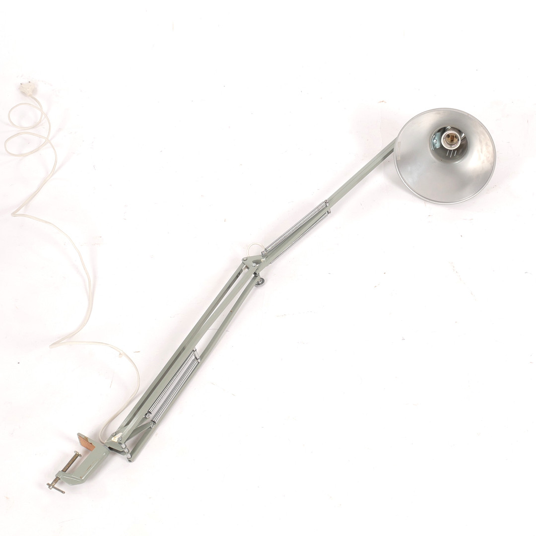 JAC JACOBSEN. SKRIVBORDSLAMPA/ARKITEKTLAMPA, Luxo L-1P, grålackerad metall, 1970-tal.