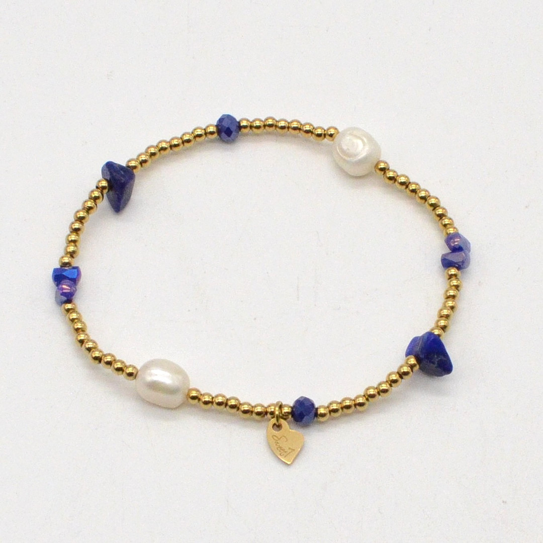 SWEET7, FLEXARMBAND MIT LAPISLAZULI UND ZUCHTPERLEN, VERGOLDETE TRENNPERLEN UND FACETTIERTE GLASPERLEN, ZEITGENÖSSISCH.