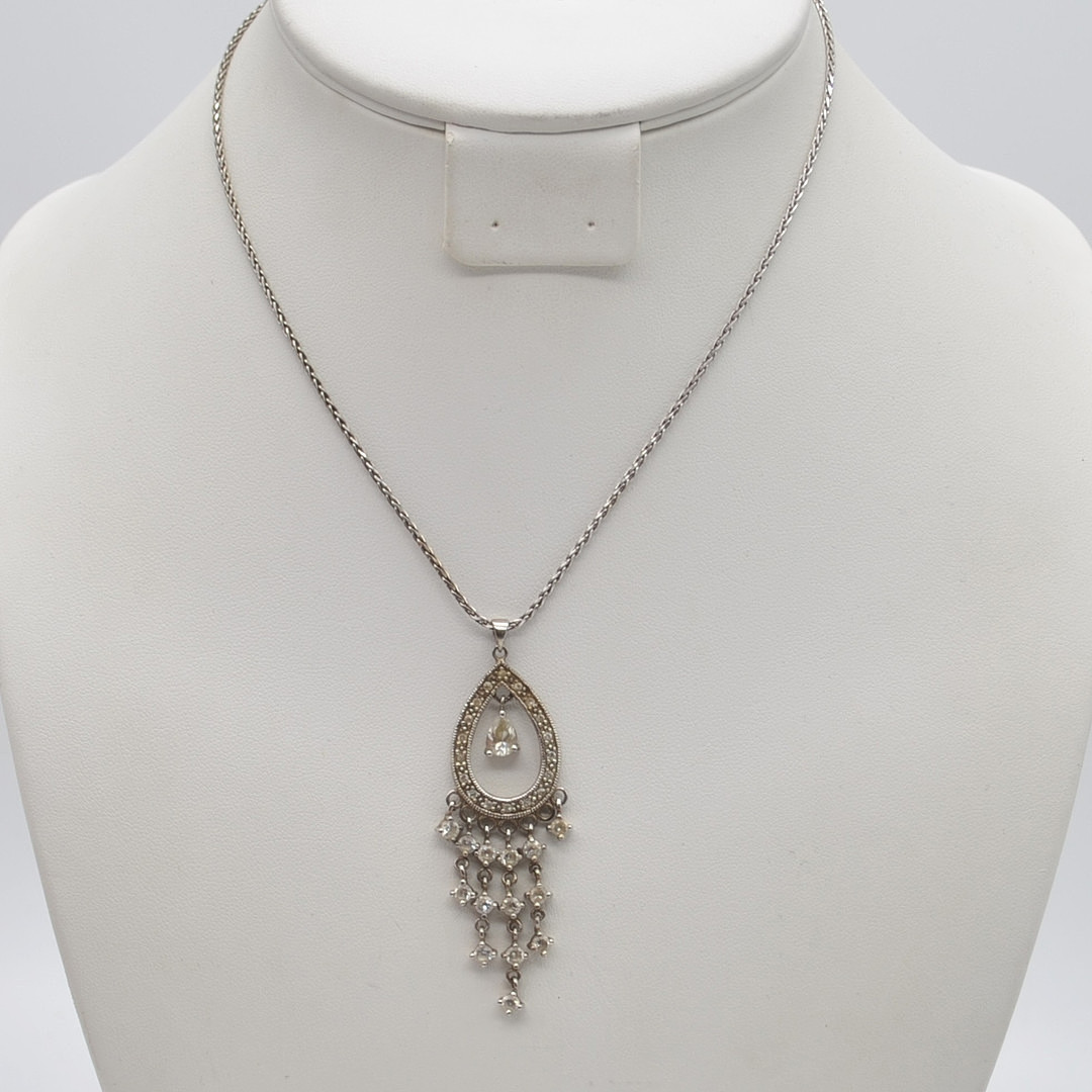 COLLIERANHÄNGER MIT ZIRKONIA BESATZ, MIT EINER FASSUNG UND EINER ITALIENISCHEN ZOPFKETTE AUS STERLINGSILBER, VINTAGE.