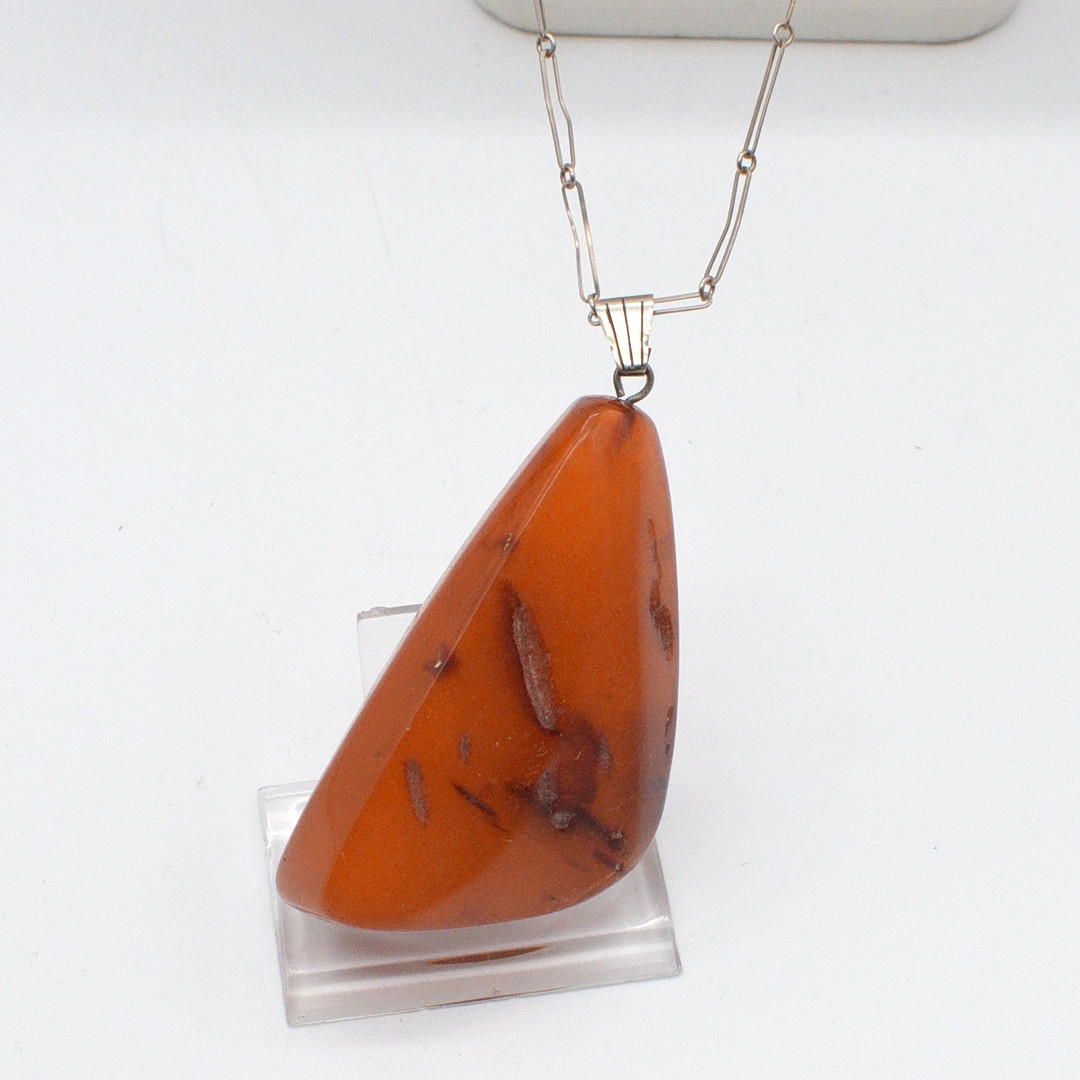 DESIGNERCOLLIER MIT GROSSEM BERNSTEIN, KETTE AUS 835ER SILBER, "KH", 20. JAHRHUNDERT.