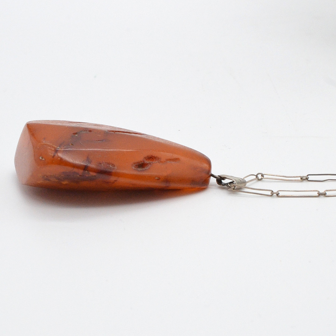 DESIGNERCOLLIER MIT GROSSEM BERNSTEIN, KETTE AUS 835ER SILBER, "KH", 20. JAHRHUNDERT.