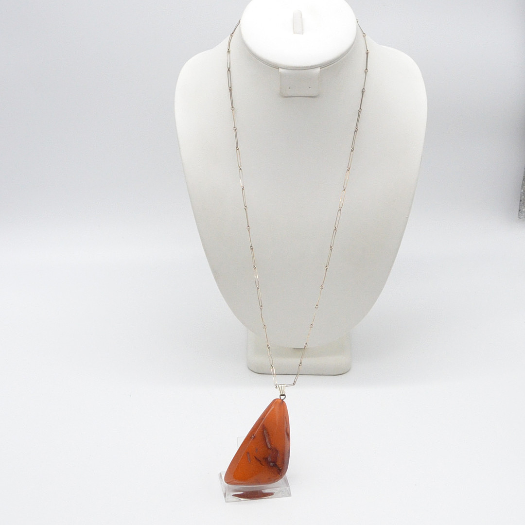 DESIGNERCOLLIER MIT GROSSEM BERNSTEIN, KETTE AUS 835ER SILBER, "KH", 20. JAHRHUNDERT.