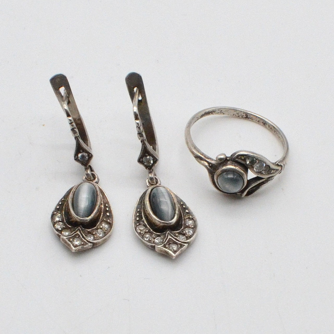 UDSSR SCHMUCK SET AUS OHRRINGEN UND RING, BLAUE TIGERAUGEN UND STRASSSTEINE, "HAMMER UND SICHEL 875" PUNZE, UM 1960ER JAHRE.