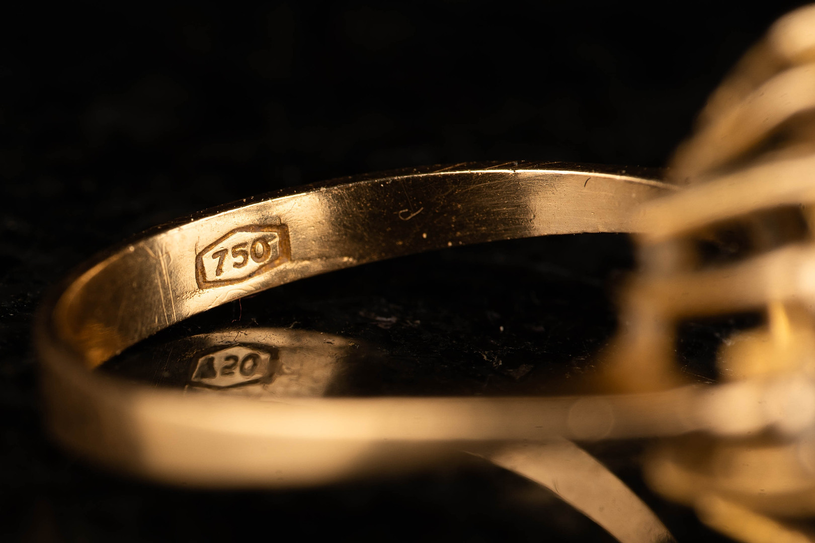 GULDRING, 18k, Zirkonia, onyx, 1900-tal. 4,75g.