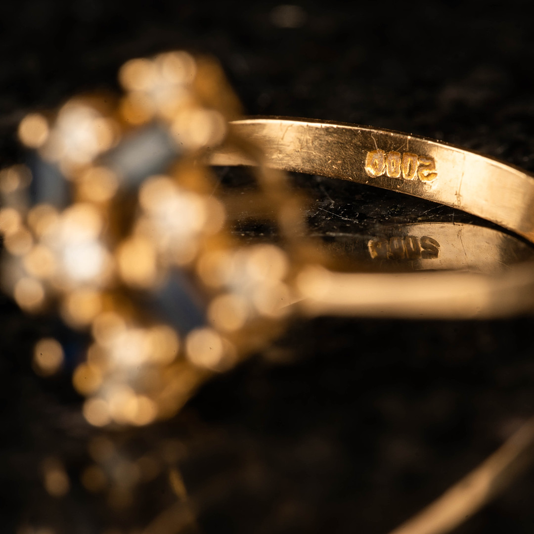 GULDRING, 18k, Zirkonia, onyx, 1900-tal. 4,75g.