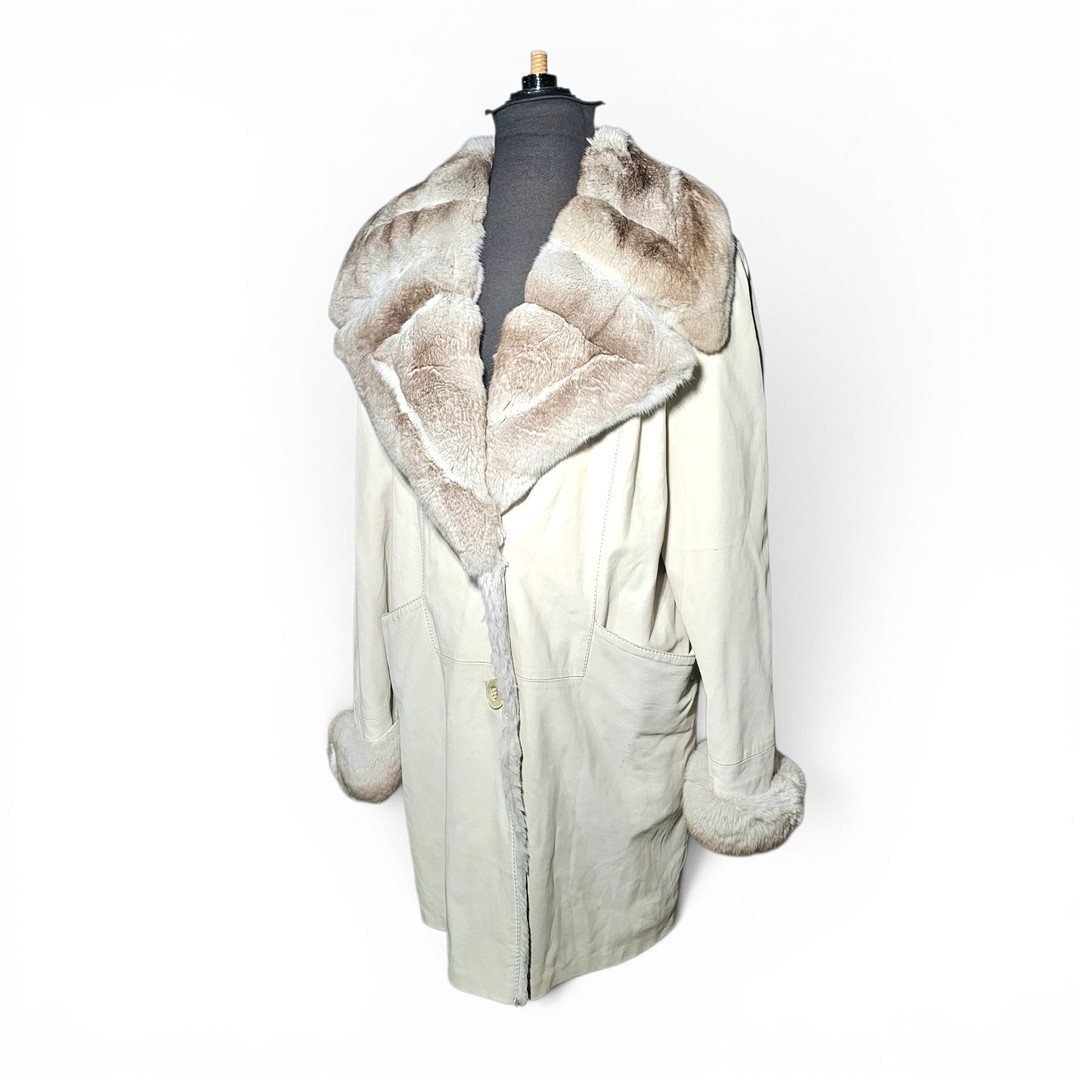 Chaquetón largo de rábbit y napa color gris y blanco hielo. Cuello y puños en chinchilla. Talla 42 aprox.
