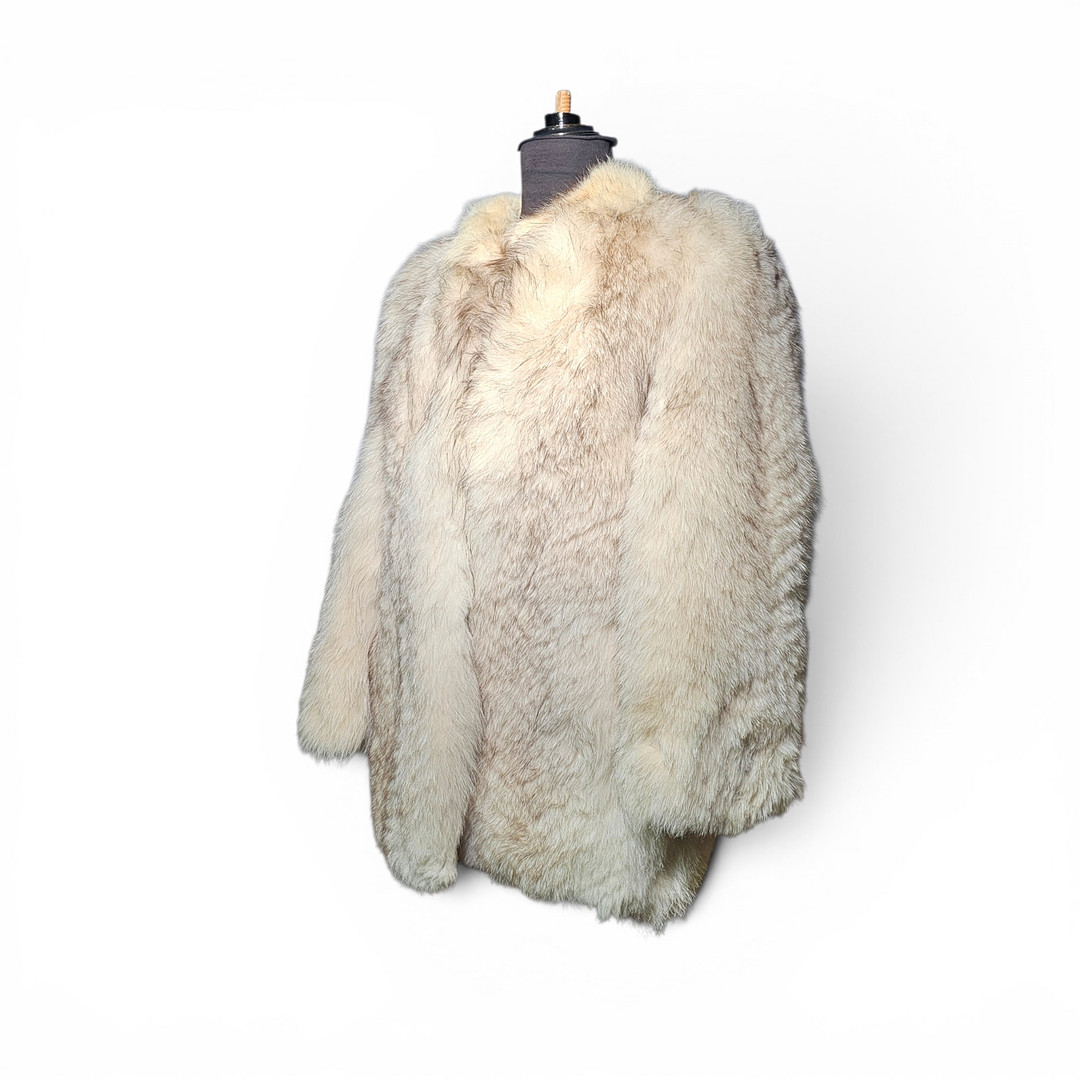 Chaquetón de zorro blue. Color perla jaspeado gris. Peleteria Wieu, Barcelona.