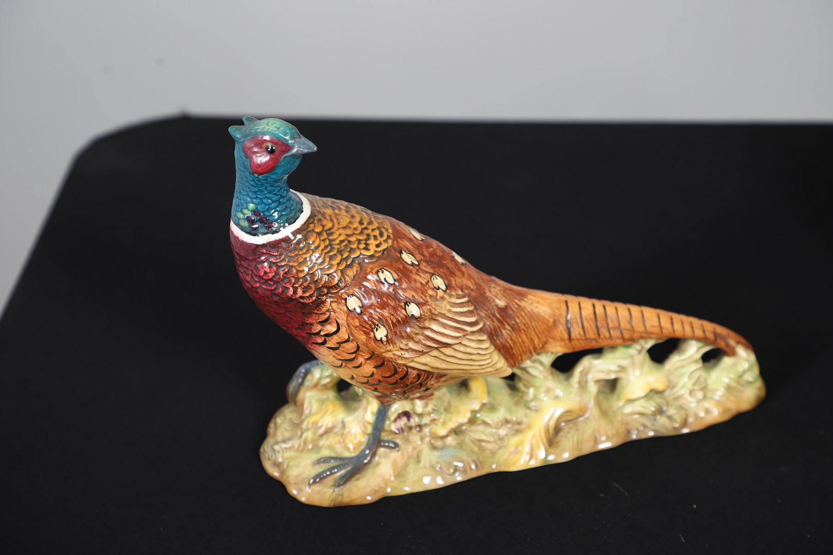 A BESWICK POTTERY MODEL OF A COCK PHEASANT.