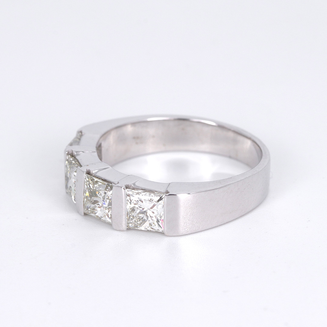 18CT 2CT PRINCESS CUT DIAMOND RING.