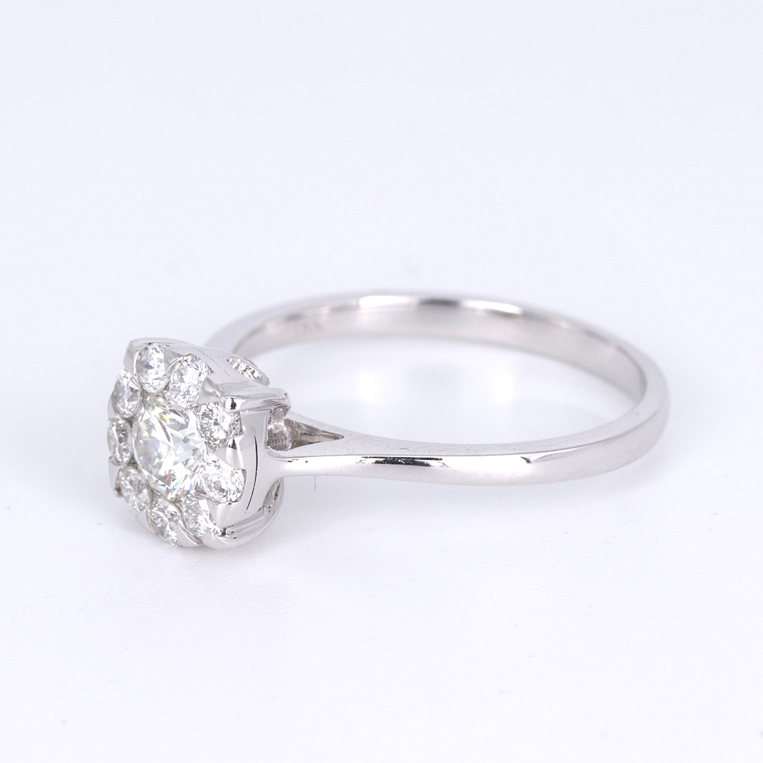 18CT GOLD DIAMOND CLUSTER RING.