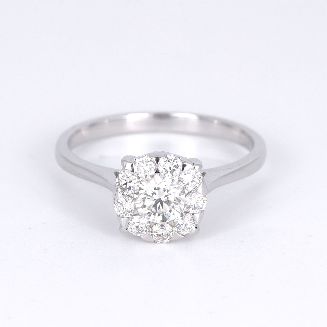 18CT GOLD DIAMOND CLUSTER RING.
