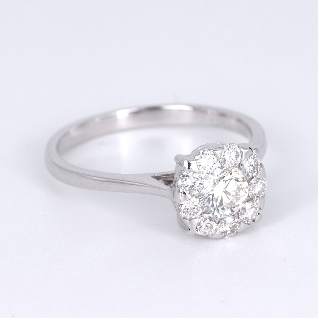 18CT GOLD DIAMOND CLUSTER RING.