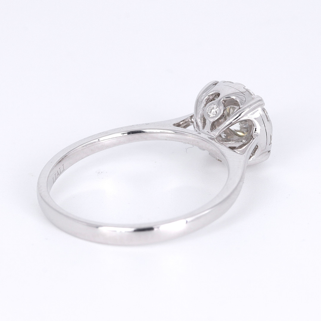 18CT GOLD DIAMOND CLUSTER RING.