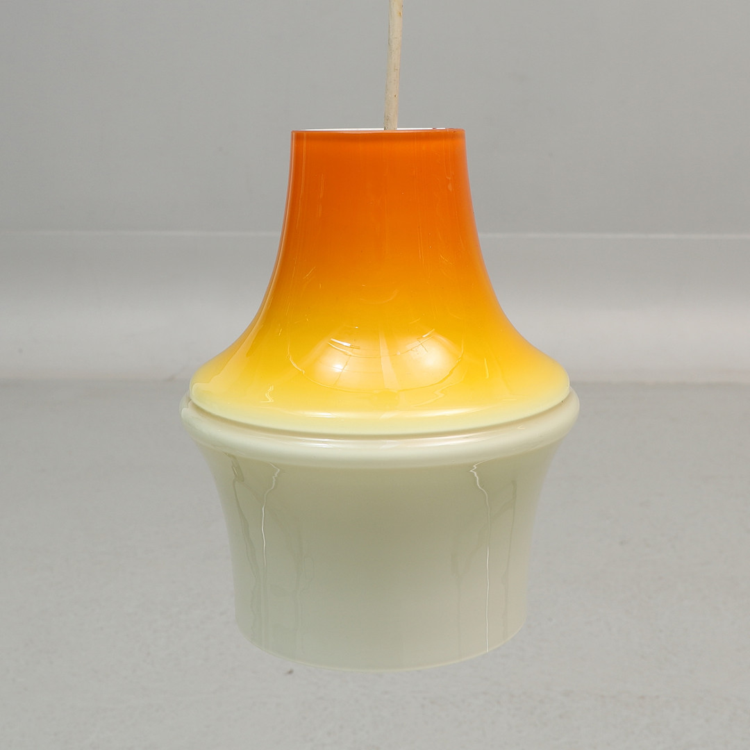 LISA JOHANSSON-PAPE. Taklampa, glas, "Pagodi", Iittala, Finland.