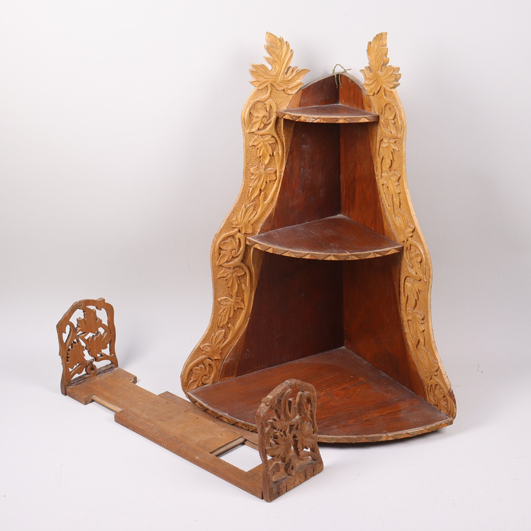HÖRNHYLLA och BOKSTÖD med skuren dekor, 1800/1900-tal.