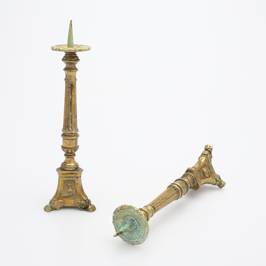 LJUSSTAKAR, ETT PAR, BRONS/MÄSSING, BAROCKSTIL, 1800-TALETS SLUT.