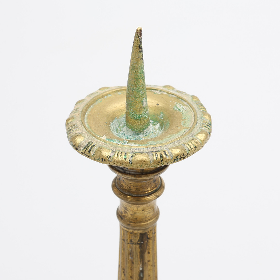 LJUSSTAKAR, ETT PAR, BRONS/MÄSSING, BAROCKSTIL, 1800-TALETS SLUT.