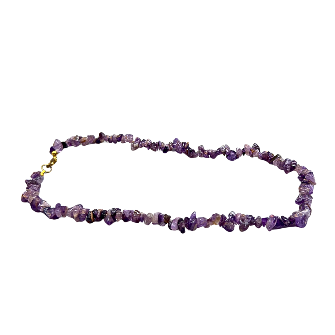 AMETHYST SPLITTERKETTE MIT GOLDFARBENEN KARABINERVERSCHLUSS.