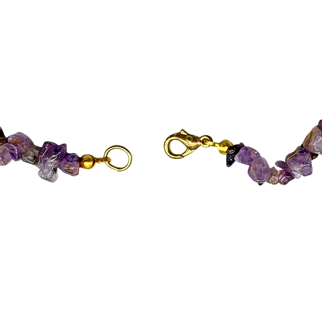 AMETHYST SPLITTERKETTE MIT GOLDFARBENEN KARABINERVERSCHLUSS.