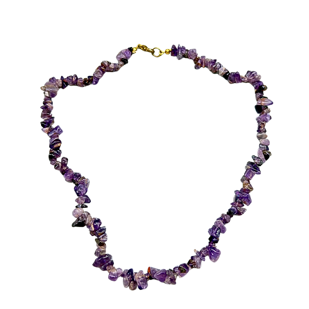 AMETHYST SPLITTERKETTE MIT GOLDFARBENEN KARABINERVERSCHLUSS.