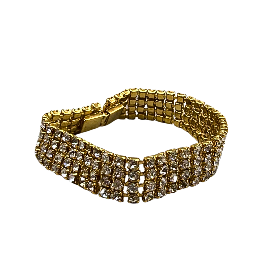 VIERREIHIGES TENNISARMBAND AUS METALL, BESETZT MIT STRASSSTEINEN.