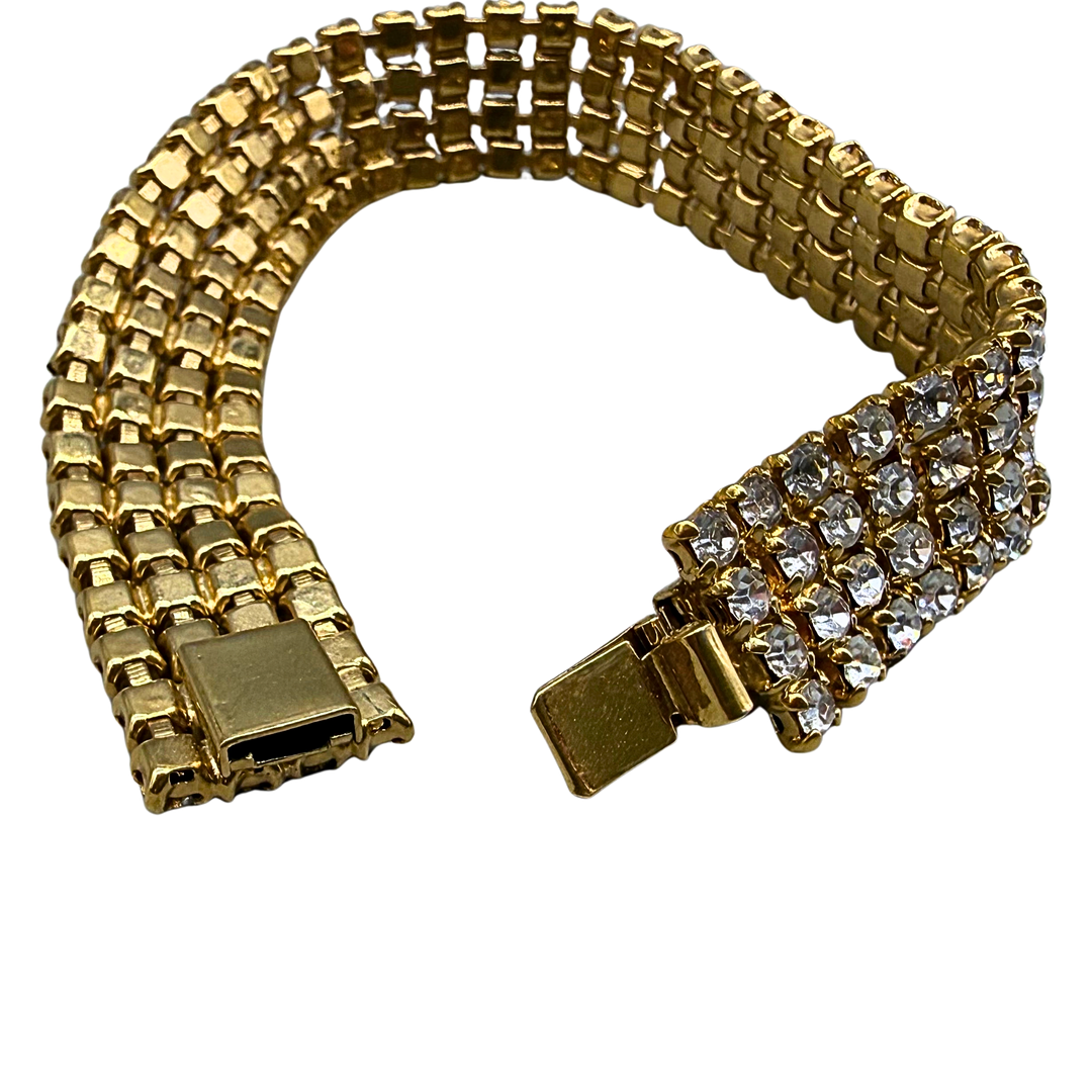 VIERREIHIGES TENNISARMBAND AUS METALL, BESETZT MIT STRASSSTEINEN.